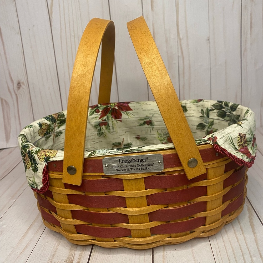 Longaberger Oval 2007 Christmas Basket with Plastic Insert That Includes Lid